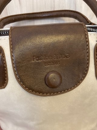 Bolso blanco y marrón con asa y bandolera