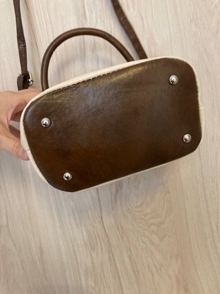 Bolso blanco y marrón con asa y bandolera