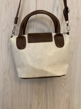 Bolso blanco y marrón con asa y bandolera