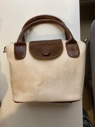 Bolso blanco y marrón con asa y bandolera