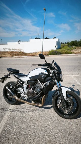 Yamaha MT-07 con extras.