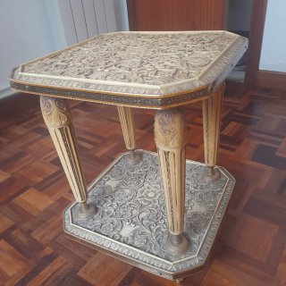 Mesa auxiliar tallada con dos niveles