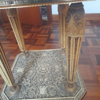 Mesa auxiliar tallada con dos niveles
