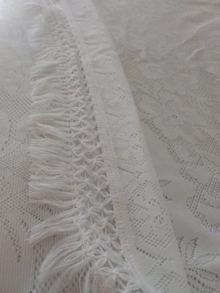 Vendo colcha  blanca ,elegante.Para cama de 1'35
