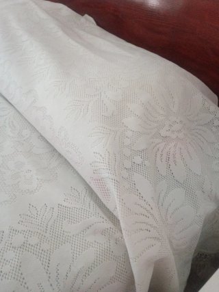 Vendo colcha  blanca ,elegante.Para cama de 1'35