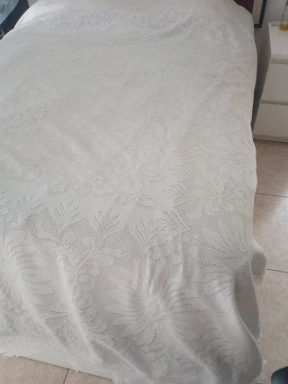 Vendo colcha  blanca ,elegante.Para cama de 1'35