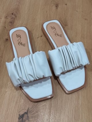 Sandalias blancas planas con tiras fruncidas