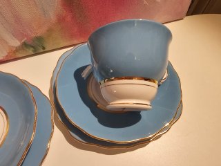 Trío de té inglés porcelana azul y oro