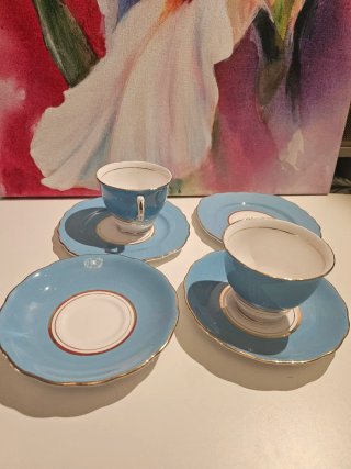 Trío de té inglés porcelana azul y oro