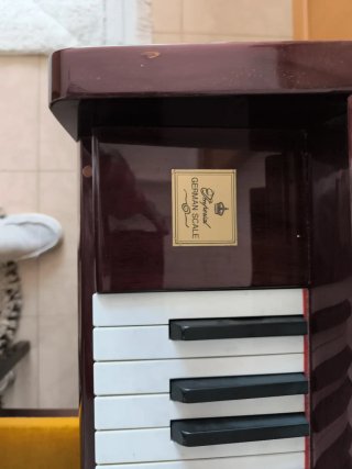 Piano con poco uso
