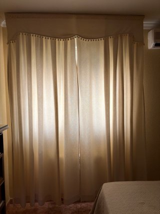 Cortina + colcha beige de tela con adornos