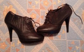 Zapatos marrones de cordones con tacón