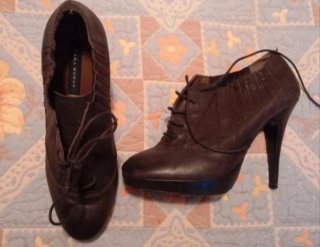 Zapatos marrones de cordones con tacón