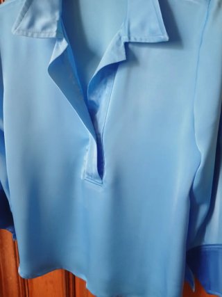 Camisa azul de calidad modista