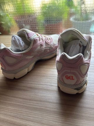 ZAPATOS ASICS ROSAS TALLA 42.