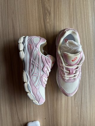 ZAPATOS ASICS ROSAS TALLA 42.