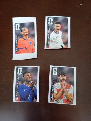 4 cromos de fútbol FIFA