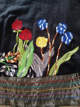 Falda Desigual bordada flores