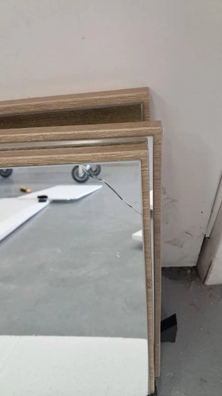 Zapatero de madera con espejo