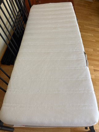 Cama extensible Ikea negra + mesita