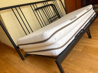 Cama extensible Ikea negra + mesita