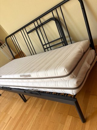 Cama extensible Ikea negra + mesita