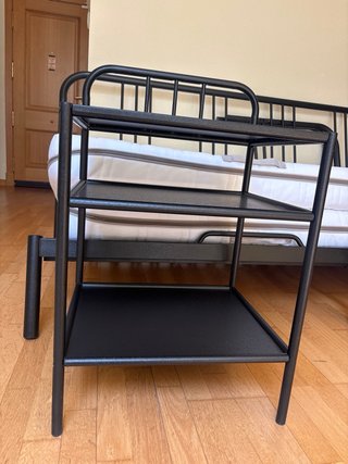 Cama extensible Ikea negra + mesita