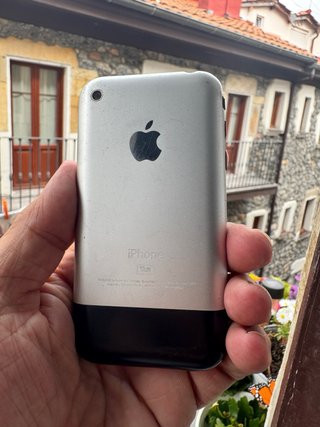 iPhone 2G 8GB  Apple