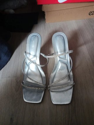 Sandalias plateadas tacón Primark
