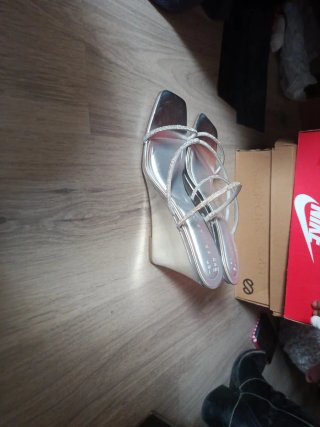 Sandalias plateadas tacón Primark
