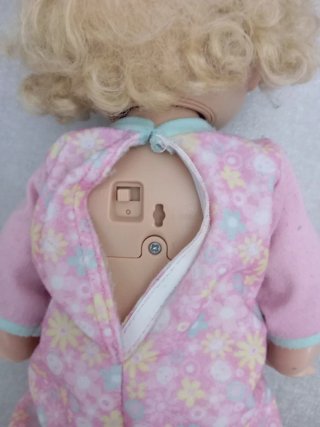 Muñeca bebé rubia con pijama floral