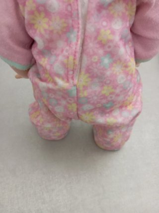 Muñeca bebé rubia con pijama floral