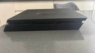 PS4 Slim 500GB Negra con Logo Jordan Dorado