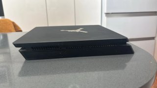 PS4 Slim 500GB Negra con Logo Jordan Dorado
