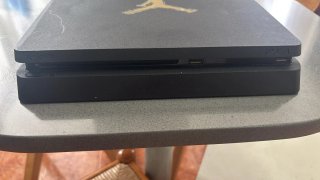 PS4 Slim 500GB Negra con Logo Jordan Dorado