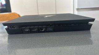 PS4 Slim 500GB Negra con Logo Jordan Dorado