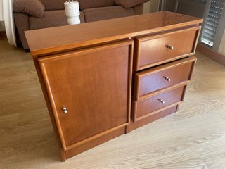 Mueble bajo de madera con cajones
