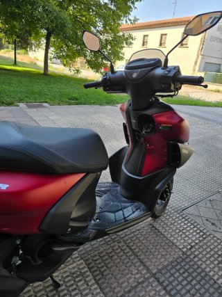 Yamaha RayZR Scooter Roja y Negra