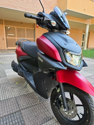 Yamaha RayZR Scooter Roja y Negra