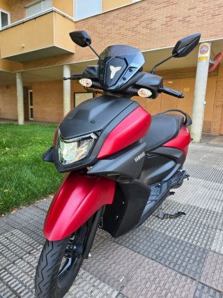 Yamaha RayZR Scooter Roja y Negra
