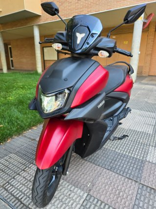 Yamaha RayZR Scooter Roja y Negra