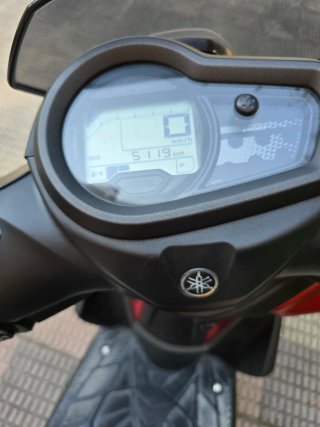 Yamaha RayZR Scooter Roja y Negra