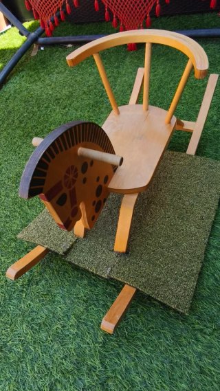 Caballo balancín de madera