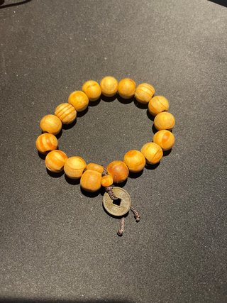 Bracciale perline legno con moneta