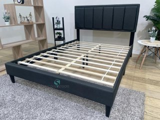 Cama moderna con cabecero acolchado, resistente