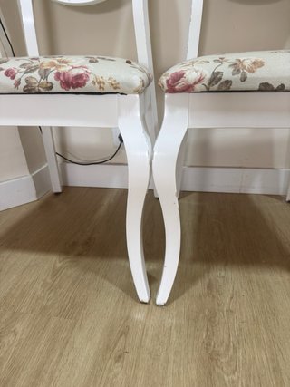 4 Sillas de madera maciza con tapizado floral