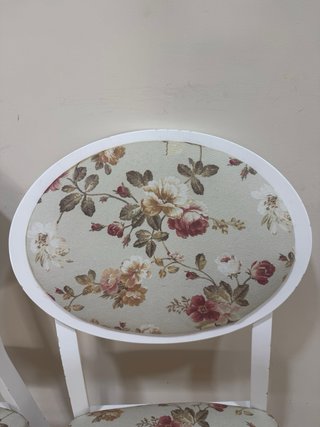4 Sillas de madera maciza con tapizado floral
