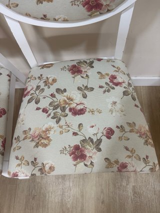 4 Sillas de madera maciza con tapizado floral