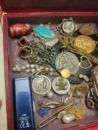 Lote de objetos antiguos y bisutería