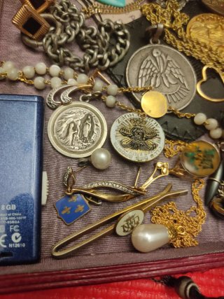Lote de objetos antiguos y bisutería
